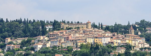Où trouver une location de vacances en Provence avec des ateliers de poterie et des dégustations de vin?